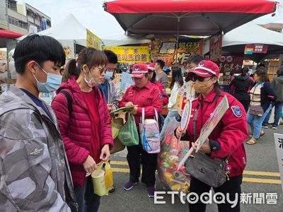 台南新化年貨大街開幕　南消四大蛇年造型防火宣導吸睛