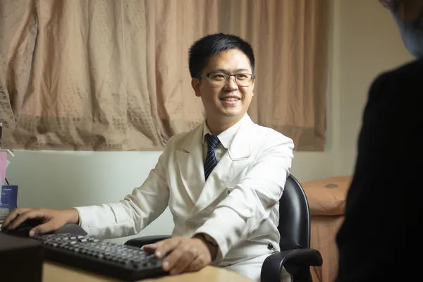 ▲▼台北慈濟醫院復健科張益維醫師提醒過年避免久坐。（圖／台北慈濟提供）