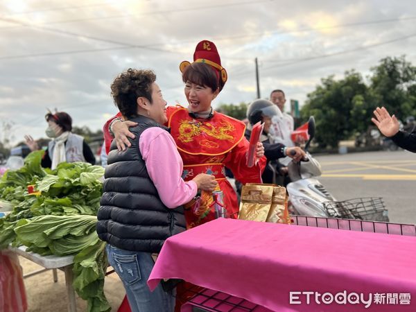 ▲農曆金蛇年到來，立法委員陳亭妃化身「妃妃姐姐」與「妃妃財神」，熱鬧迎春向大家拜年。（圖／記者林東良翻攝，下同）