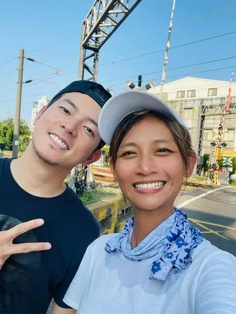 ▲▼宥勝（左）和老婆慈惠開庭前騷擾被害人及證人            。（圖／翻攝宥勝之旅臉書）