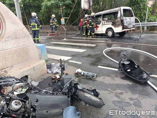 ▲▼      彰化救護車對撞機車起火       。（圖／記者唐詠絮翻攝）