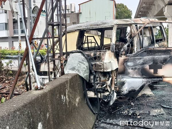 ▲▼      彰化救護車對撞機車起火       。（圖／記者唐詠絮翻攝）