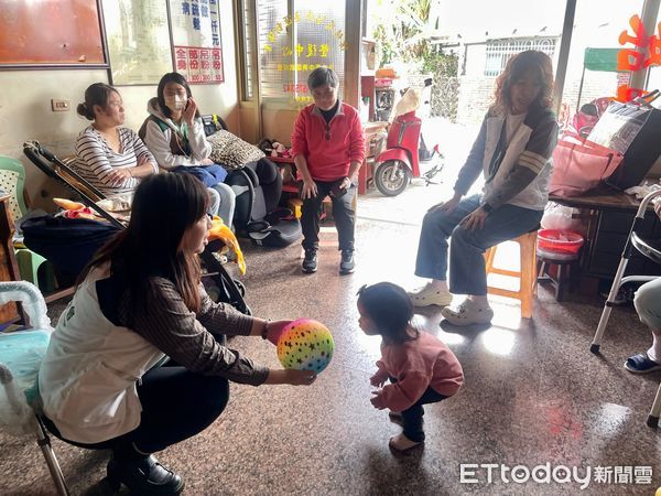 ▲家扶中心各區扶幼委員們推動寒冬送暖，採買物資包及冬被，前往扶助家庭慰問。（圖／南投家扶中心提供）