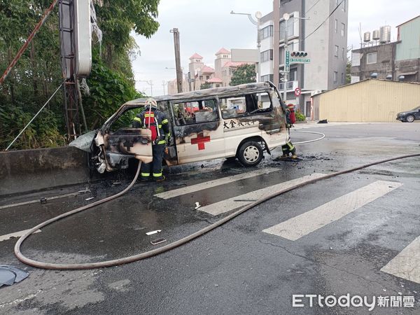 ▲彰化員林市救護車與機車碰撞起火燃燒。（圖／記者唐詠絮攝）