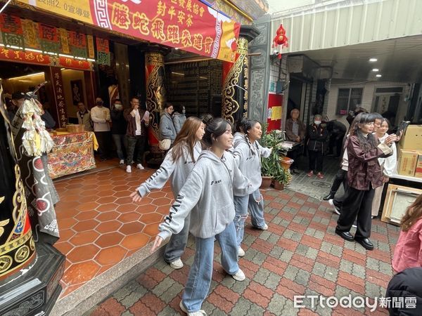 ▲台南市中西區普濟協會與台南市議員蔡宗豪服務處，18日於和勝堂廟口共同舉辦第6屆封平安茶活動，吸引不少民眾到場一起參與。（圖／記者林東良翻攝，下同）