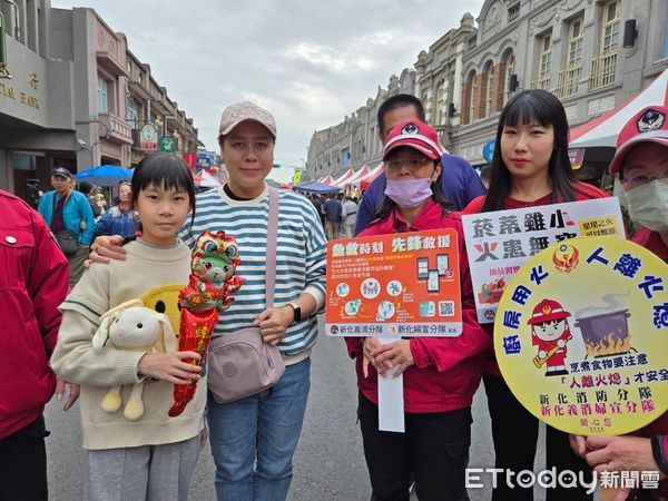 ▲台南市新化年貨大街活動18日在新化老街熱鬧登場，民眾把握春節連假前的假日，在充滿巴洛克建築風情的特色老街上採買需要的年貨。（圖／記者林東良翻攝，下同）