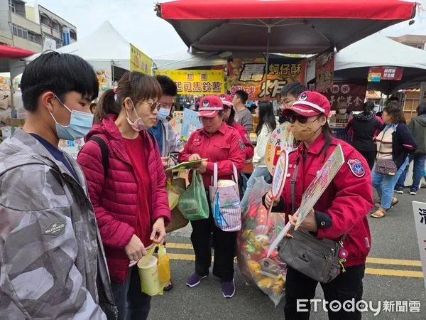 ▲台南市新化年貨大街活動18日在新化老街熱鬧登場，民眾把握春節連假前的假日，在充滿巴洛克建築風情的特色老街上採買需要的年貨。（圖／記者林東良翻攝，下同）