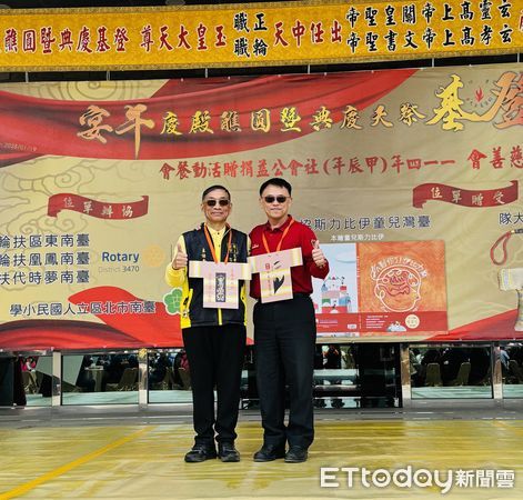 ▲台南市消防局第六大隊於安南區開基中天玄靈寶殿舉行捐贈儀式，台南市關心慈善會捐贈消防衣造型護身符，由消防局六大隊長邱淵明受贈並頒發感謝狀。（圖／記者林東良翻攝，下同）