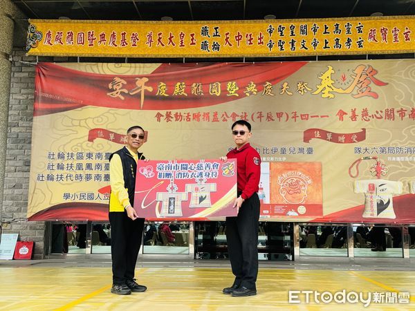 ▲台南市消防局第六大隊於安南區開基中天玄靈寶殿舉行捐贈儀式，台南市關心慈善會捐贈消防衣造型護身符，由消防局六大隊長邱淵明受贈並頒發感謝狀。（圖／記者林東良翻攝，下同）