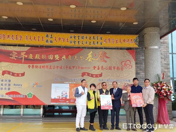 ▲台南市消防局第六大隊於安南區開基中天玄靈寶殿舉行捐贈儀式，台南市關心慈善會捐贈消防衣造型護身符，由消防局六大隊長邱淵明受贈並頒發感謝狀。（圖／記者林東良翻攝，下同）