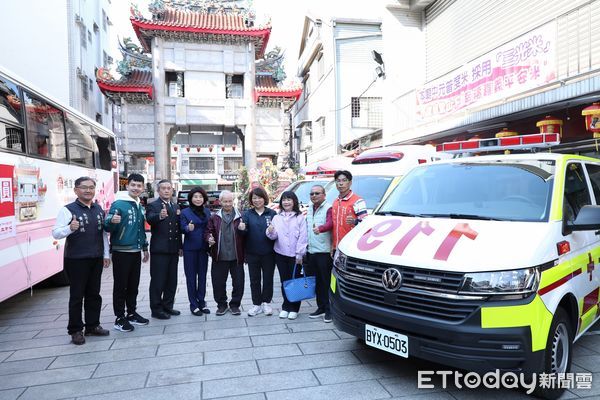 ▲▼   嘉義市桃城聖母慈善會捐贈救護車守護市民 嘉市府慶祝114年119消防節祈福暨公益活動。（圖／嘉義市政府提供）