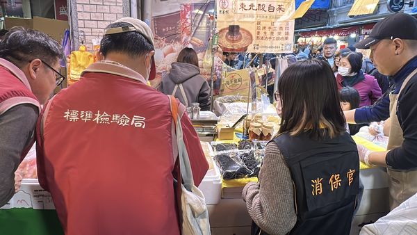 ▲北市府派員會同行政院標檢局等單位至年貨大街展開「無預警」稽查。（圖／北市府提供）