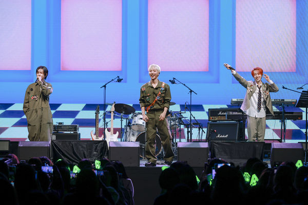 ▲▼ M.O.N.T來台吃臭豆腐！隔天反轉：不太能適應⋯　讚台灣「天氣好涼」。（圖／ONINN ASIA提供）