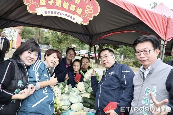 ▲台南甜點節18日在台南市圖新總館及周邊道路熱鬧登場，市長黃偉哲化身全糖市代言人，與大小朋友一起大啖美食。（圖／記者林東良翻攝，下同）