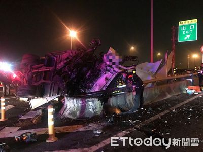 蝦皮物流車國道自撞成廢鐵！車頭懸空駕駛一度受困　驚悚場面曝