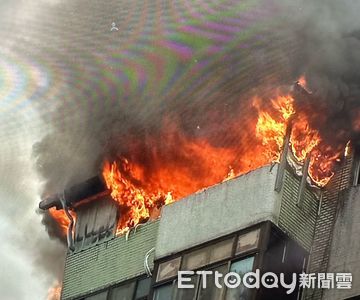 快訊／北市文山區公寓頂樓火警！恐怖火煙狂竄　警消急灌救