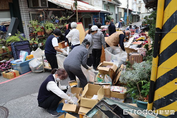 ▲花蓮慈院院長林欣榮帶領同仁與家眷一起為中風病人做歲末大掃除。（圖／慈濟醫學中心提供，下同）