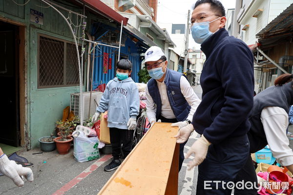 ▲花蓮慈院院長林欣榮帶領同仁與家眷一起為中風病人做歲末大掃除。（圖／慈濟醫學中心提供，下同）