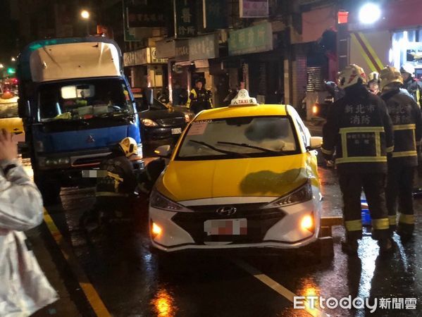 ▲洪姓老翁過馬路遭酒駕的諾男擦撞倒地，隨即又遭貨車及計程車輾過身亡。（圖／記者陸運陞翻攝）