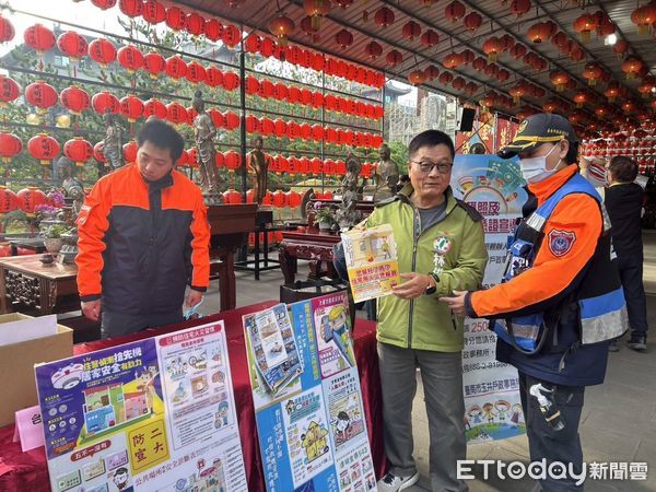 ▲台南楠西區玄空法寺於19日上午9時至11時舉辦「墨飄香迎新年」活動，現楠西消防分隊藉寺方每年舉辦迎新年的活動，實施定點防火宣導。（圖／記者林東良翻攝，下同）