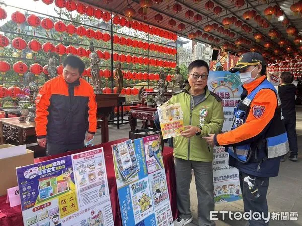 ▲台南楠西區玄空法寺於19日上午9時至11時舉辦「墨飄香迎新年」活動，現楠西消防分隊藉寺方每年舉辦迎新年的活動，實施定點防火宣導。（圖／記者林東良翻攝，下同）