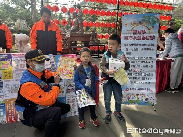 ▲台南楠西區玄空法寺於19日上午9時至11時舉辦「墨飄香迎新年」活動，現楠西消防分隊藉寺方每年舉辦迎新年的活動，實施定點防火宣導。（圖／記者林東良翻攝，下同）