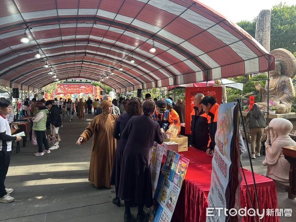 ▲台南楠西區玄空法寺於19日上午9時至11時舉辦「墨飄香迎新年」活動，現楠西消防分隊藉寺方每年舉辦迎新年的活動，實施定點防火宣導。（圖／記者林東良翻攝，下同）