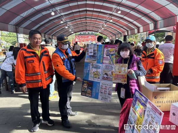 ▲台南楠西區玄空法寺於19日上午9時至11時舉辦「墨飄香迎新年」活動，現楠西消防分隊藉寺方每年舉辦迎新年的活動，實施定點防火宣導。（圖／記者林東良翻攝，下同）