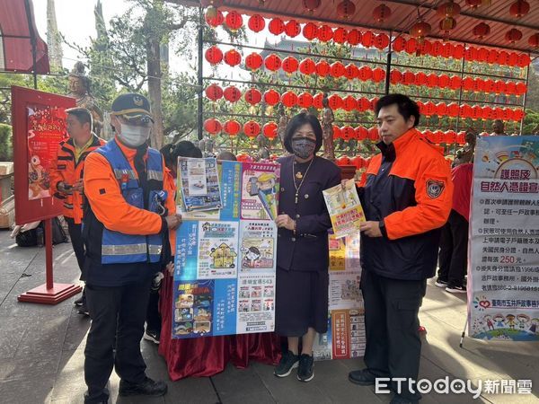 ▲台南楠西區玄空法寺於19日上午9時至11時舉辦「墨飄香迎新年」活動，現楠西消防分隊藉寺方每年舉辦迎新年的活動，實施定點防火宣導。（圖／記者林東良翻攝，下同）