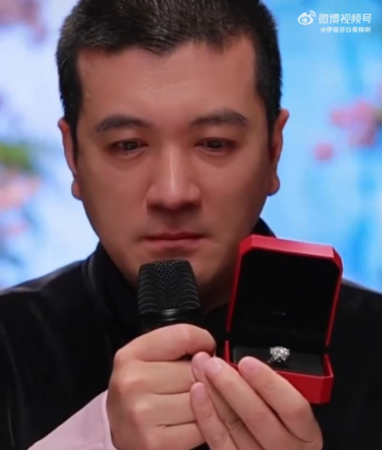 ▲▼楊子直播向黃聖依求婚。（圖／翻攝自微博）