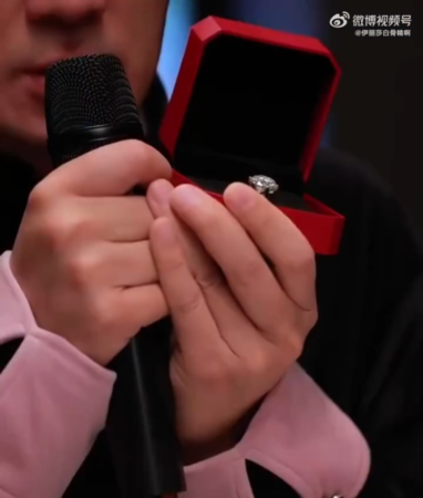 ▲▼楊子直播向黃聖依求婚。（圖／翻攝自微博）