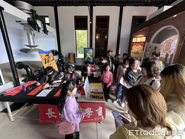 ▲台南山上花園水道博物館首度與長榮大學書法藝術學系，聯手舉辦「揮毫迎新春」活動。（圖／記者林東良翻攝，下同）