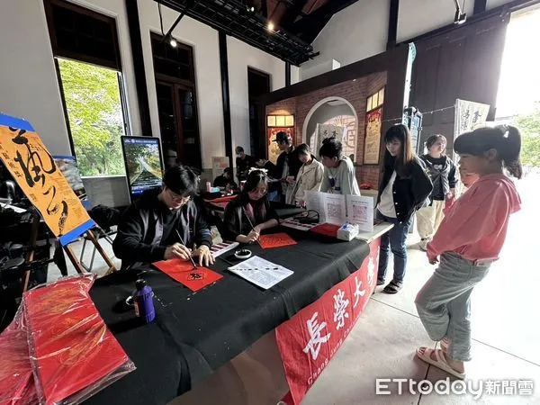 ▲台南山上花園水道博物館首度與長榮大學書法藝術學系，聯手舉辦「揮毫迎新春」活動。（圖／記者林東良翻攝，下同）