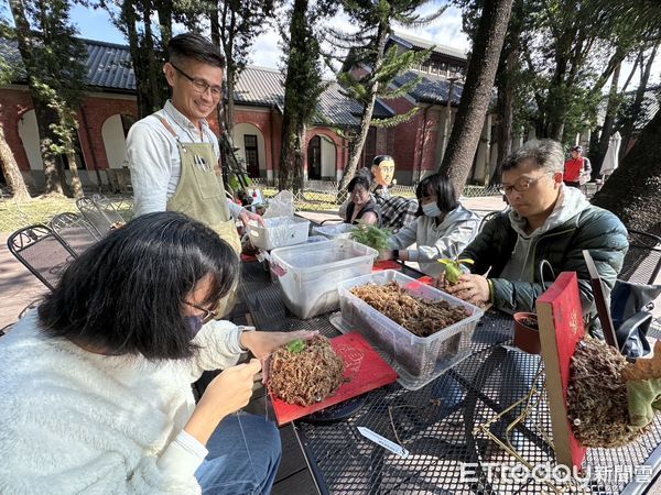 ▲台南山上花園水道博物館首度與長榮大學書法藝術學系，聯手舉辦「揮毫迎新春」活動。（圖／記者林東良翻攝，下同）