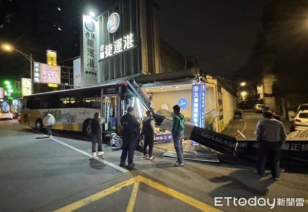 ▲李姓公車駕駛因身體不適，車輛由內側車道偏移至對向車道，撞擊路旁民宅後停止。（圖／八德警分局提供、下同）