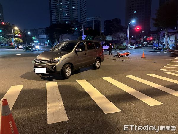 ▲▼             台中26歲謝男騎黃牌檔車，直行通過路口時撞上左轉車輛。（圖／記者許權毅翻攝，下同）