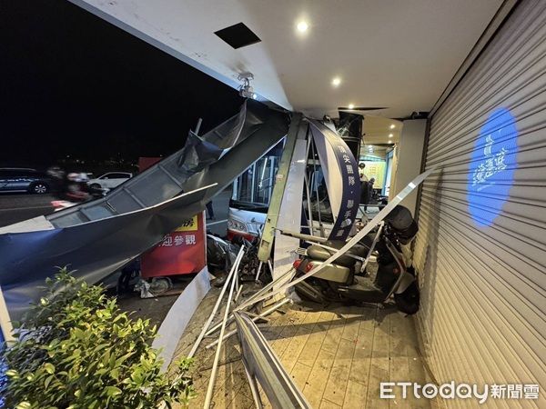 ▲李姓公車駕駛因身體不適，車輛由內側車道偏移至對向車道，撞擊路旁民宅後停止。（圖／八德警分局提供、下同）