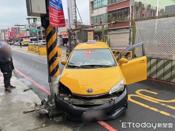 ▲▼廖姓運將也因身體不適自撞電線桿。（圖／八德警分局提供）