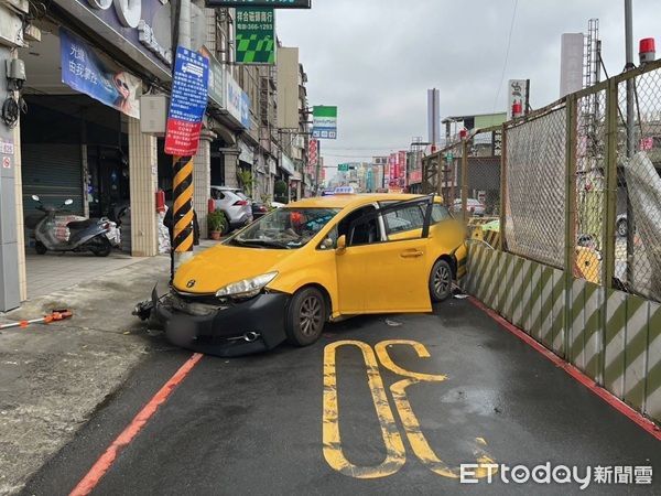 ▲▼廖姓運將也因身體不適自撞電線桿。（圖／八德警分局提供）