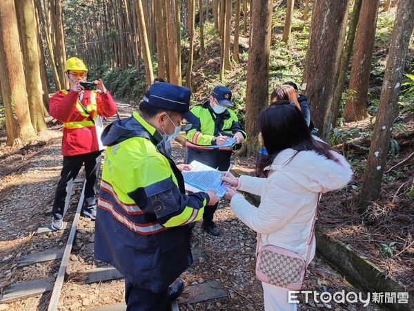 ▲遊客入侵阿里山林鐵軌道頻傳，林鐵處和警方加強取締。（圖／林鐵及文資處提供）