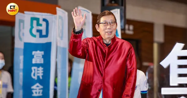 富邦金控董事長蔡明興在1月11日富邦集團謝年會舉辦前，透露股利配發政策走向。（圖／方萬民攝）