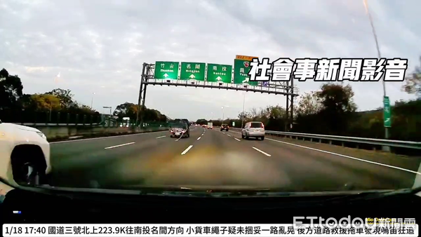 ▲小貨車斗上的鬆脫繩索在國道路面一路拖行甩動，險象環生。（圖／翻攝「社會事新聞影音」）