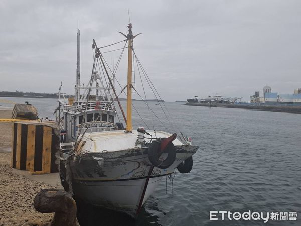 ▲▼海巡署查獲漁船走私500箱蒲燒鰻魚。（圖／記者陳洋翻攝）