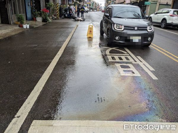 ▲▼       大貨車沿路漏油，害騎士經過慘摔      。（圖／記者許權毅翻攝）