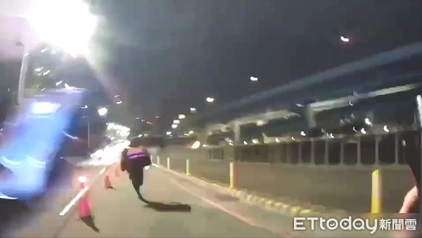 ▲遭通緝的林男見警方臨檢，棄車徒步往夜市逃逸。（圖／記者陸運陞翻攝）