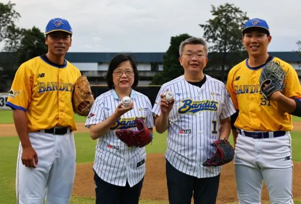 ▲▼  中職攜手澳聯俠盜隊舉辦布里斯本「台灣日」 千名台灣球迷進場相挺！ 。（圖／中職提供、富邦悍將提供）