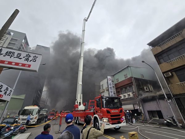 ▲▼            新竹市東區新光路巷弄內一處鐵皮屋發生火警 。（圖／翻攝自新竹市議員蔡惠婷臉書）