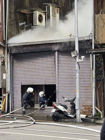 ▲▼            新竹市東區新光路巷弄內一處鐵皮屋發生火警 。（圖／翻攝自新竹市議員蔡惠婷臉書）