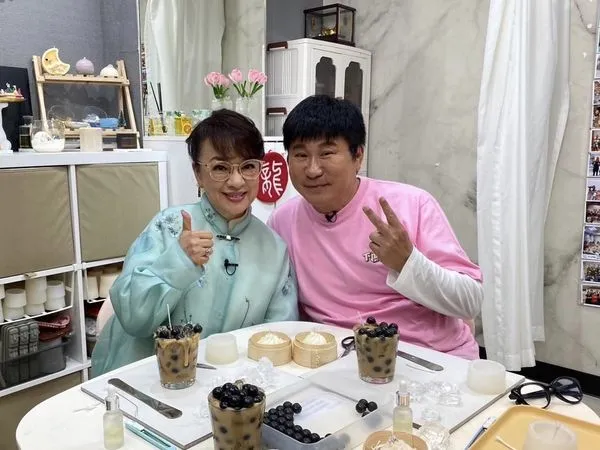 ▲▼翁倩玉錄製胡瓜網路節目。（圖／下面一位提供）