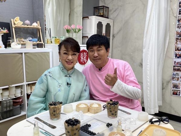 ▲▼翁倩玉錄製胡瓜網路節目。（圖／下面一位提供）